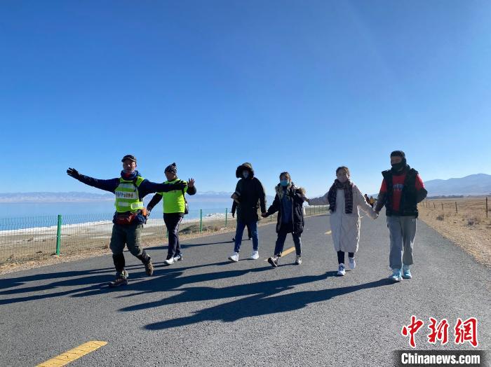 圖為徒步現(xiàn)場?！±罱瓕?攝