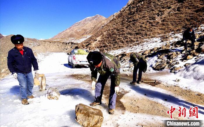 圖為管護(hù)員清理山體落石。受訪者供圖