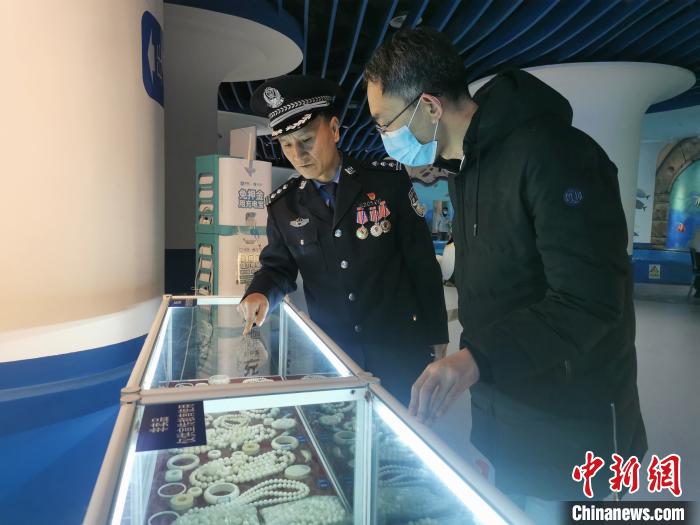 圖為森林警察為游客講解查獲這些象牙制品過(guò)程中發(fā)生的真實(shí)故事?！∥乃碱?攝