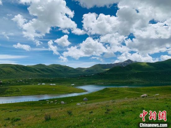 圖為果洛州境內(nèi)的年保玉則。（資料圖）　孫?！z