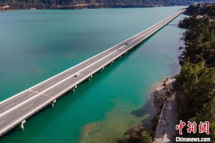 資料圖為西藏拉薩至林芝高等級公路多布湖風光?！〗w波 攝