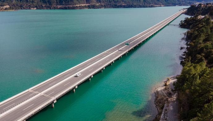 資料圖為西藏拉薩至林芝高等級(jí)公路多布湖風(fēng)光。　江飛波 攝