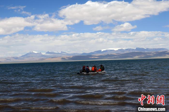 科考隊員向湖心進發(fā)，風浪越來越大?！?lt;a target='_blank' ><p  align=