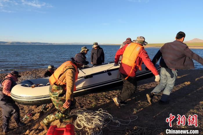 完成達則錯科考任務，科考隊員抬充氣快艇上岸。　<a target='_blank' ><p  align=