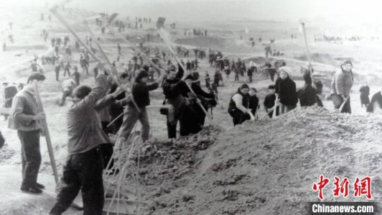 圖為開(kāi)山治水。(資料圖) 青海省水利廳 供圖