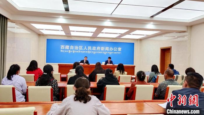 圖為西藏阿里地區(qū)在拉薩召開新聞發(fā)布會，發(fā)布西藏和平解放70年來阿里地區(qū)經(jīng)濟社會發(fā)展成就?！∝暽＠?攝