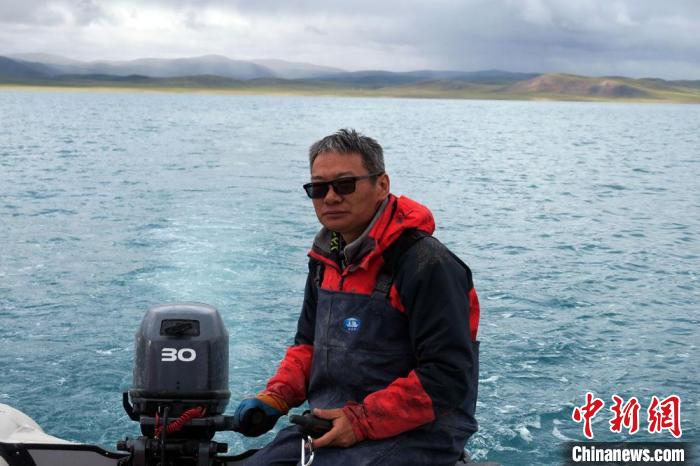 本次科考領(lǐng)隊(duì)、中科院青藏高原所侯居峙研究員駕駛充氣快艇?！?lt;a target='_blank' ><p  align=