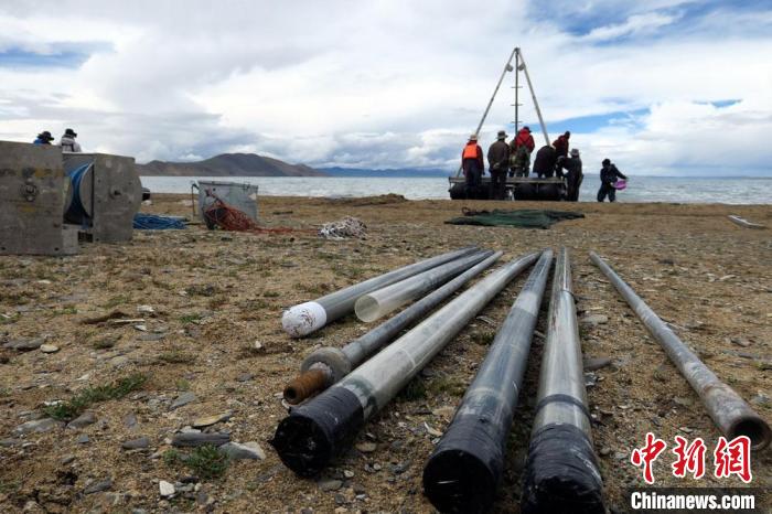 科考隊(duì)員從巴木錯(cuò)采集的科研樣品?！?lt;a target='_blank' ><p  align=