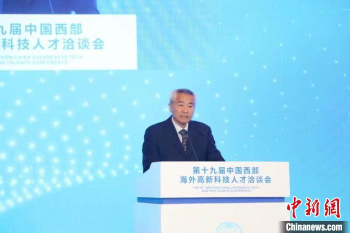 全國政協(xié)副主席、九三學(xué)社中央常務(wù)副主席邵鴻出席論壇并致辭?！∷拇ㄊ∥y(tǒng)戰(zhàn)部供圖