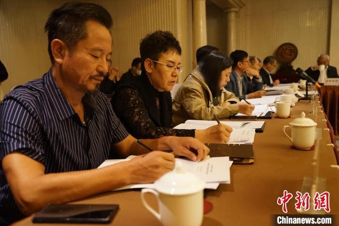 圖為座談會現(xiàn)場?！∨擞隄?攝