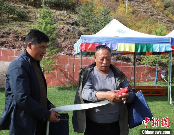 圖為護(hù)林員操作體驗(yàn)滅火裝備。　昌都市森林消防支隊(duì) 供圖
