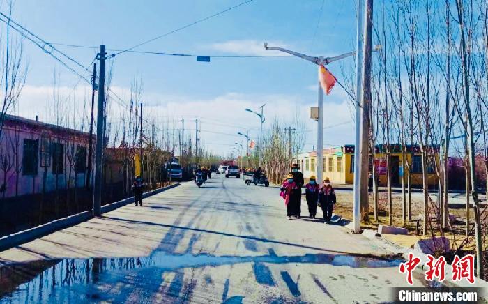 圖為黃河源昆侖社區(qū)馬路的一角?！「駹柲臼形麄鞑?供圖