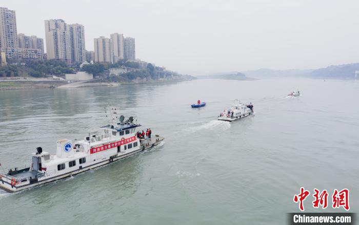 聯(lián)合巡江守護活動現(xiàn)場。　江安縣融媒體中心 攝