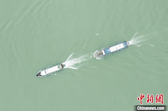 聯(lián)合巡江守護活動現(xiàn)場。　江安縣融媒體中心 攝