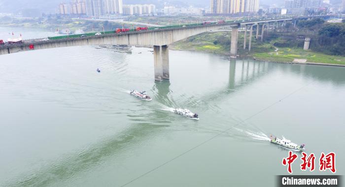 聯(lián)合巡江守護活動現(xiàn)場?！〗部h融媒體中心 攝