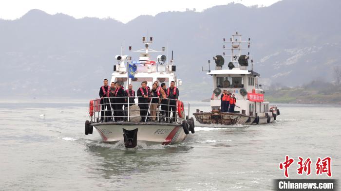 聯(lián)合巡江守護活動現(xiàn)場?！〗部h融媒體中心 攝