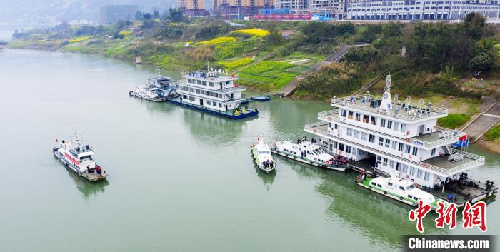 聯(lián)合巡江守護活動現(xiàn)場。　江安縣融媒體中心 攝