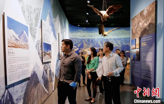 圖為中外嘉賓參觀玉樹州博物館?！●R銘言 攝