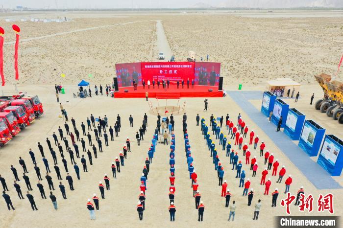 圖為無人機航拍開工現(xiàn)場?！∷髂辖?攝