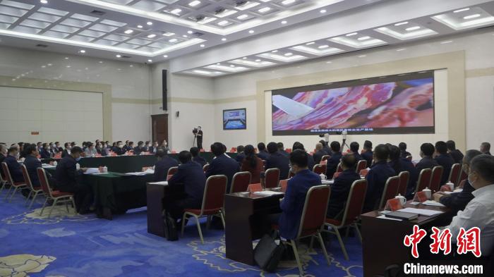 圖為部省共同打造青海綠色有機(jī)農(nóng)畜產(chǎn)品輸出地推進(jìn)會(huì)議現(xiàn)場(chǎng)?！±罱瓕?攝