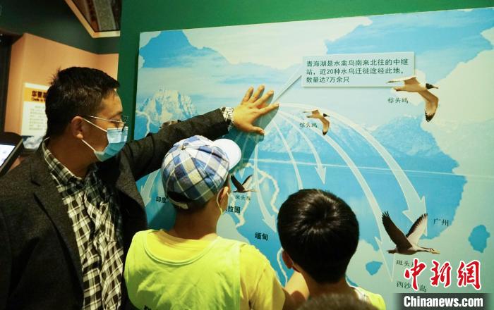 圖為小朋友在青海西寧湟水國(guó)家濕地公園科普館內(nèi)參觀學(xué)習(xí)?！●R銘言 攝