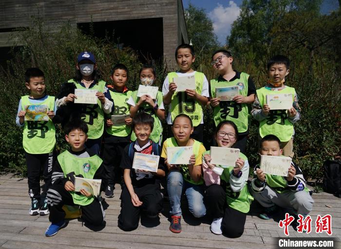 圖為小朋友展示學(xué)習(xí)成果。　馬銘言 攝