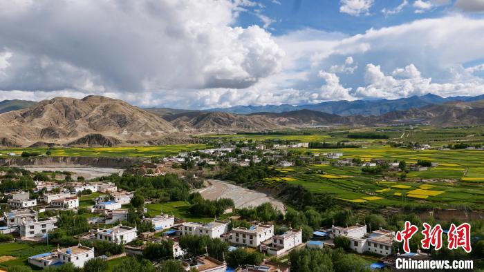 圖為依地形而建的西藏拉薩市尼木縣村居?！≈x牧 攝