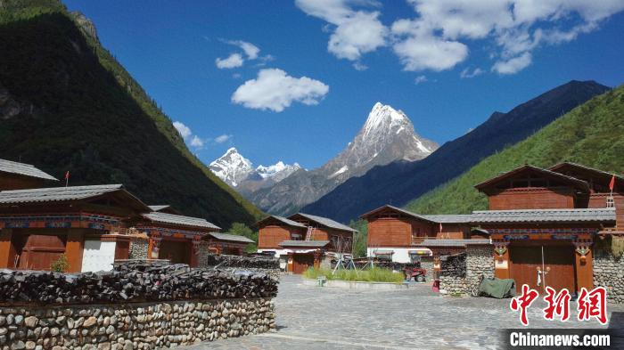 圖為西藏林芝市工布江達(dá)縣錯高古村。　謝牧 攝