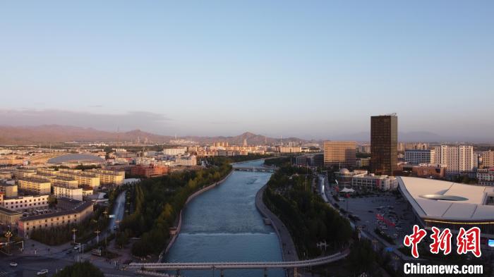 圖為無人機(jī)航拍德令哈巴音河?！『钨婚?攝