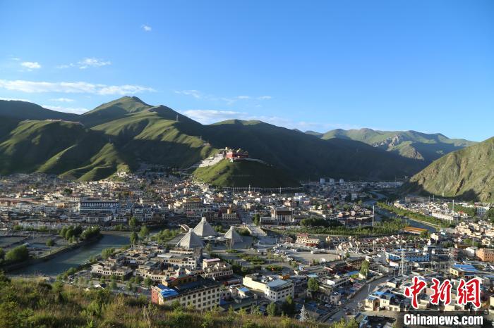 圖為航拍玉樹市?！∮駱涫形麄鞑抗﹫D