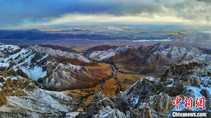 圖為柴達木盆地柏樹山森林地質(zhì)公園云霧繚繞?！“蛨D那生 攝