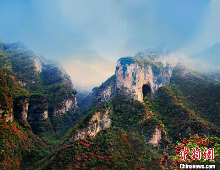 萬源魚泉地標(biāo)?！≈炱桨?攝