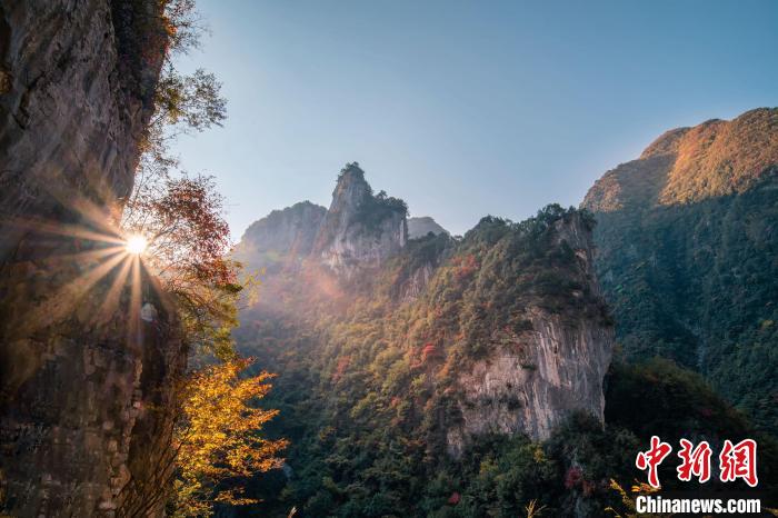 朝霞?！∏貪h忠 攝