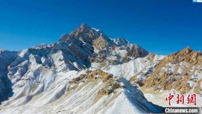 圖為山川被白雪覆蓋，與藍天相互呼映?！《继m縣融媒體中心供圖