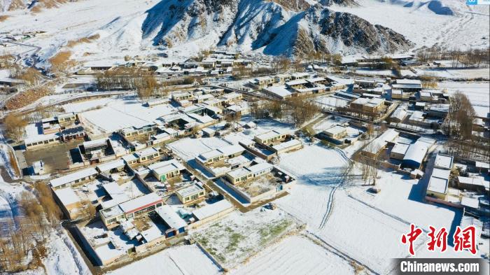 圖為鄉(xiāng)村被白雪覆蓋?！《继m縣融媒體中心供圖