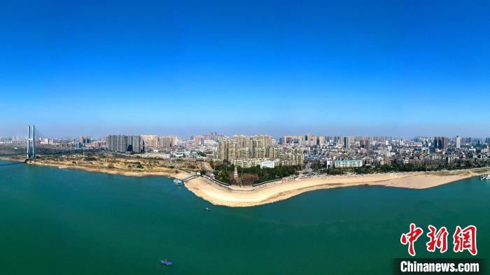 荊州市內(nèi)的荊江大堤。(資料圖) 湯偉 攝