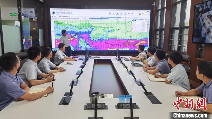 三峽梯調(diào)開(kāi)展聯(lián)合會(huì)商。(資料圖) 莫祖鳳 攝