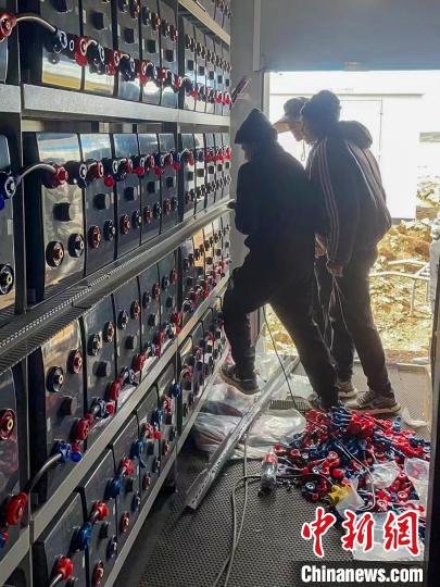 圖為微電網(wǎng)系統(tǒng)安裝調(diào)試現(xiàn)場?！O寶鶴 攝