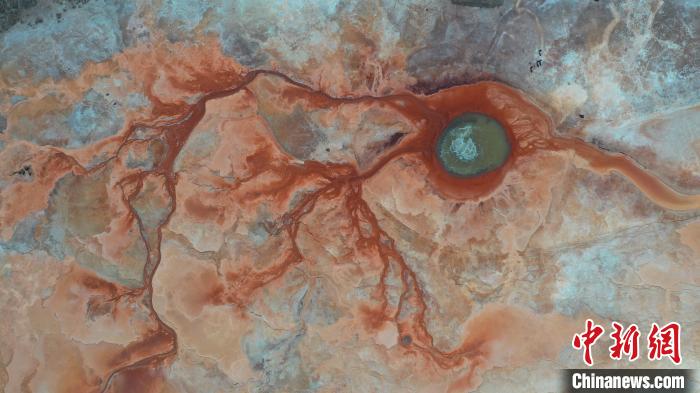 圖為海西州境內(nèi)的“網(wǎng)紅”景點(diǎn)“惡魔之眼”?！≮w凜松 攝