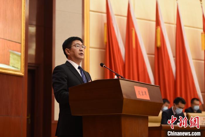 圖為青海省果洛州人民政府州長葉萬彬作政府工作報告?！　《嘟馨盒?攝