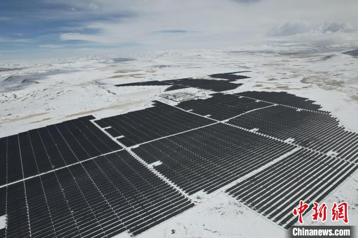 圖為航拍雪后光伏電站。資料圖 姜佳保供圖