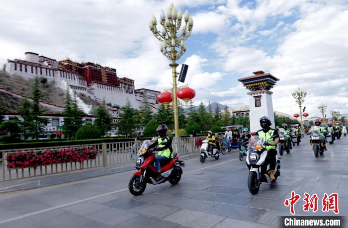 圖為2023年極地G219集結賽暨金卡納場地賽選手途經(jīng)拉薩布達拉宮?！∮文恋厍蚬﹫D