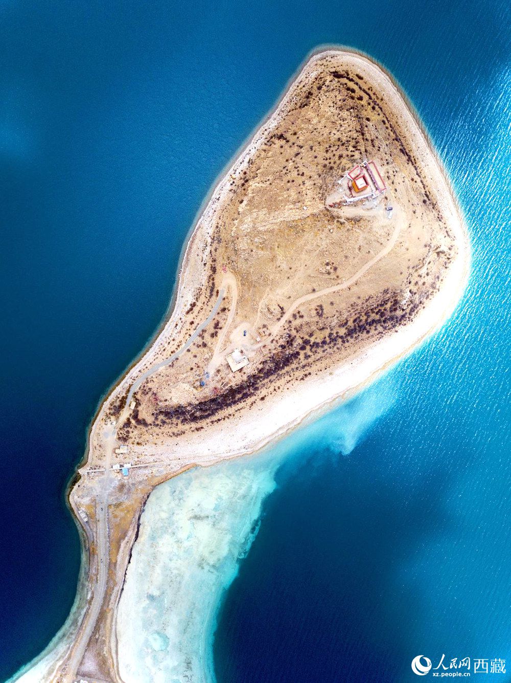 無(wú)人機(jī)視角下的西藏羊卓雍錯(cuò)日托寺風(fēng)光。人民網(wǎng)記者 次仁羅布攝