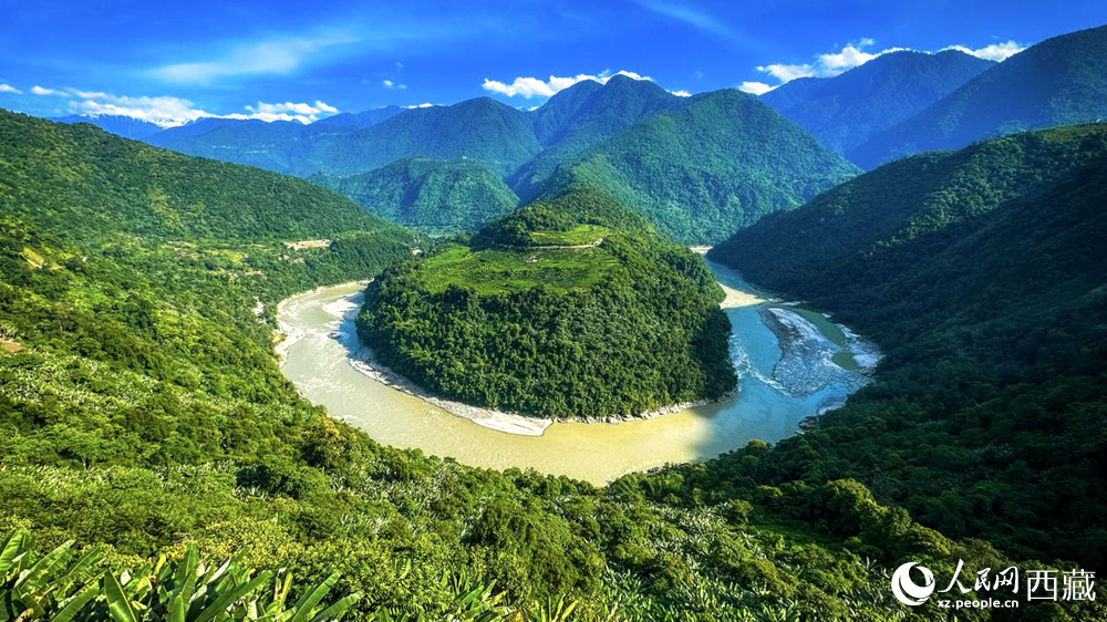 風(fēng)景秀麗、植被繁茂的西藏林芝市墨脫縣果果塘大拐彎。人民網(wǎng)記者 次仁羅布攝