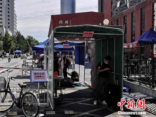 中國科學(xué)院大學(xué)校門外，豎立著“家長止步”的提示牌。 中新網(wǎng) 張尼 攝