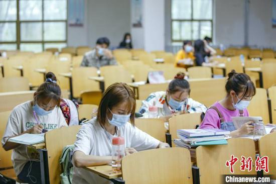 資料圖：學(xué)生在圖書館自習(xí)室內(nèi)學(xué)習(xí)?！⑾A 攝