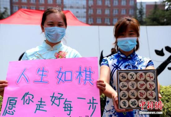 資料圖：2020年7月河南鄭州一高考考點(diǎn)，考生家長送考 中新社記者 王中舉 攝