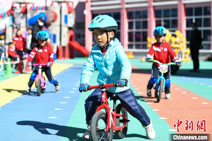 圖為拉薩市實驗幼兒園孩子們正在練習滑步車。　何蓬磊 攝