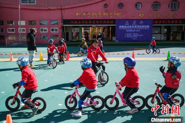 圖為拉薩市實驗幼兒園孩子們正在練習滑步車。　何蓬磊 攝