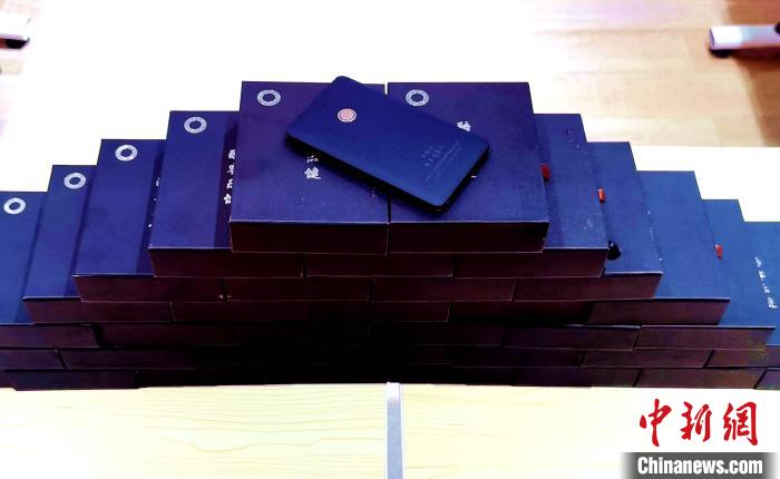 圖為西藏高山文化發(fā)展基金會向聶榮縣完全小學捐助的“電子健康體檢儀”?！∮谫e 攝